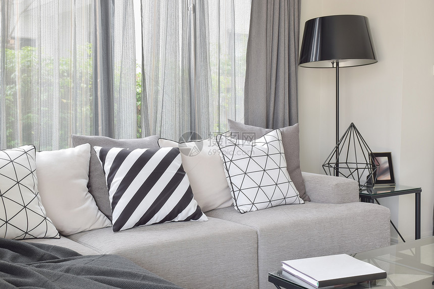 在浅灰色沙发上用黑站立灯设置的单质声筒状枕头的变形式图片