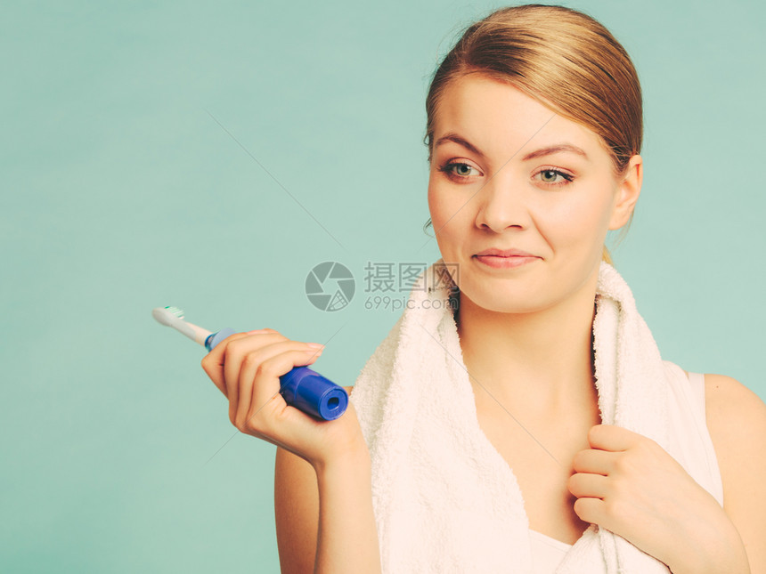快乐的女子清洁她口腔关心牙科健康图片