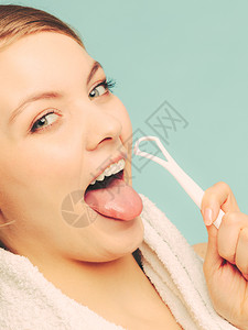 可爱的年轻女孩有清洁剂快乐的口腔关心健康露出舌头干净的女孩图片
