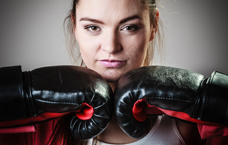 武术或自卫概念穿黑手套的拳击女运动员健身训练拳击图片