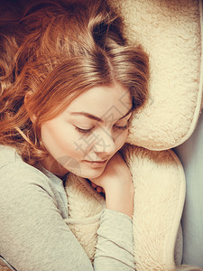 女人在羊毛毯下床上休息女孩在家Instagram过滤器图片