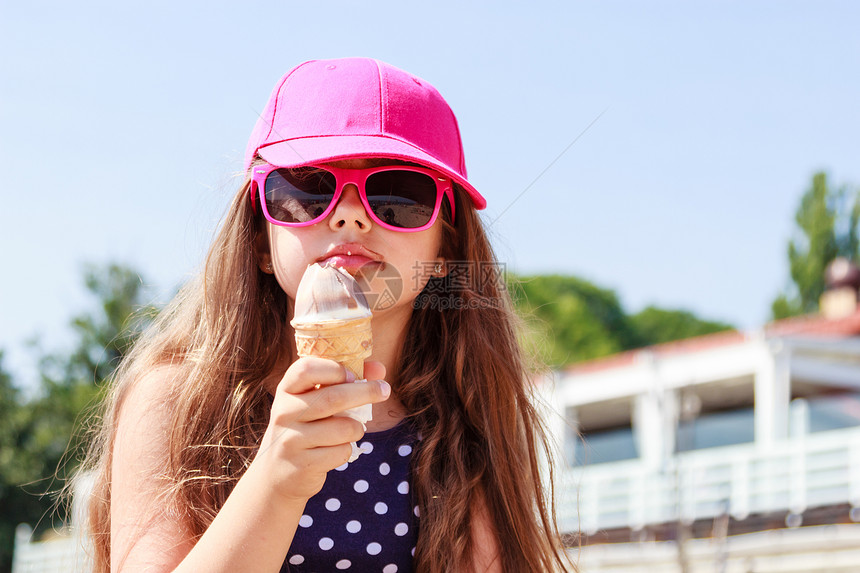 吃冰淇淋的小孩太阳镜里的小女孩享受夏季的户外活动图片