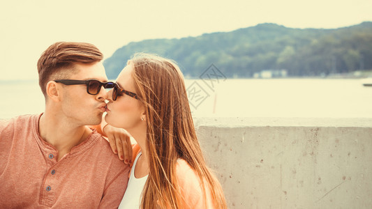 微笑欢乐和积极年轻快乐的亲吻情侣肖像玻璃杯高清图片素材