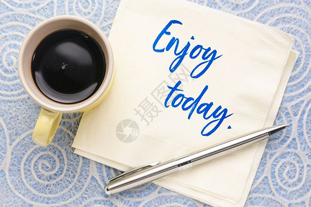 享受今日的教诲用餐巾上加一杯咖啡的笔迹图片