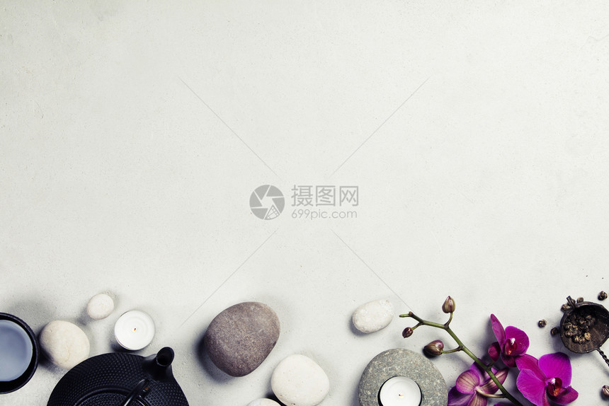 亚洲茶杯和混凝土背景的温泉石自然处理和放松概念图片
