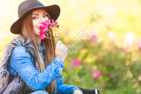 拥有粉红花朵的美丽可爱女人的年轻女士浪漫肖像图片
