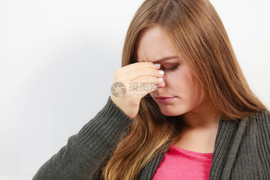 精神疼痛导致非常有油漆的头痛不健康妇女疼痛非常强烈的疼痛年轻女患上痛苦的鼻图片