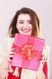 带着礼物盒的年轻女士时装圣诞庆典塔放松概念带着礼物的快乐女孩图片