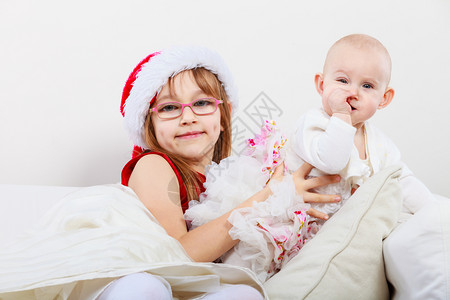 两个美丽的姐妹在一起和亲戚过圣诞节爱熟悉的时刻和两个美丽的姐妹在一起儿童高清图片素材