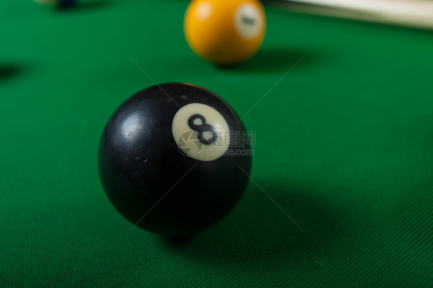 绿色桌上的Billiard球池游戏盘桌上的Snooker球图片