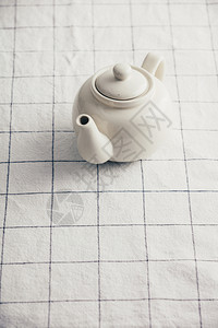 格色桌布上的白茶壶文字空间图片