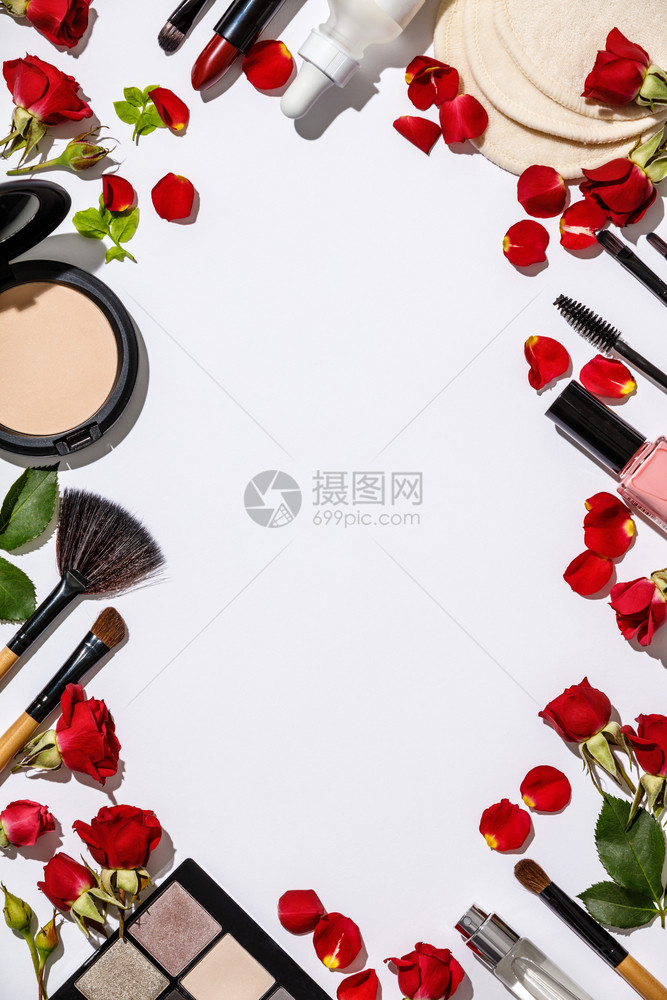 白色背景化妆品和花架平铺的化妆品和图片