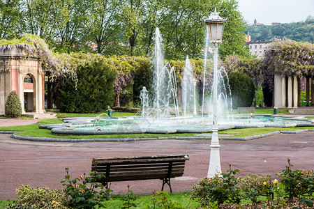 城市公园喷泉阳光明媚的绿色夏日公园图片