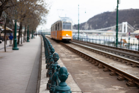 匈牙利布达佩斯街的Retro黄色电车在匈牙利布达佩斯街图片