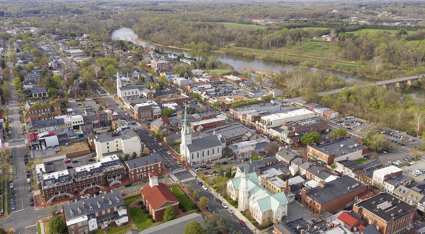 拉帕汉诺克河沿历史城市弗吉尼亚州里德克斯堡附近流动图片