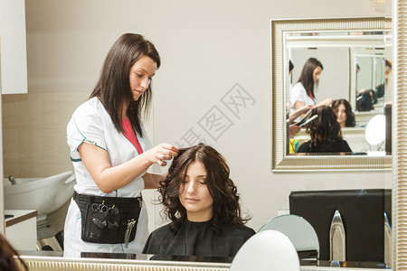 头发理健康概念黑发女人在理沙龙做型女人在理师做型图片