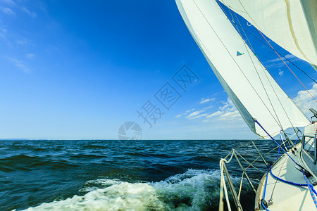 旅游奢华生活方式海上游艇帆船航行图片
