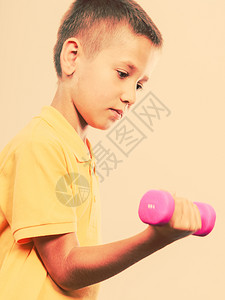 运动男孩与哑铃一起锻炼运动关心健康和身体图片