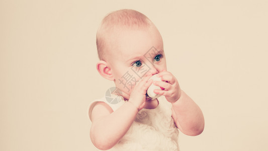 可爱的小女孩可爱的美丽甜蜜婴儿肖像面对情绪表达小女孩肖像图片