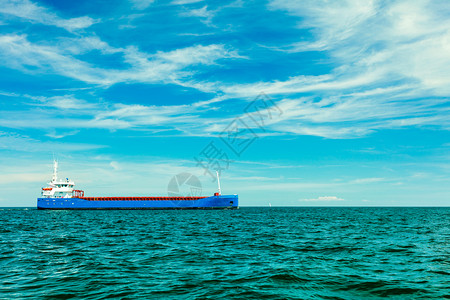 海上工业货船在晴天气下蓝海水上航行工业货船在航行图片