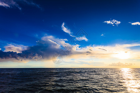 美丽的海景夜晚平面和天空静的景象自然构成风景游艇的色海平面和天空图片