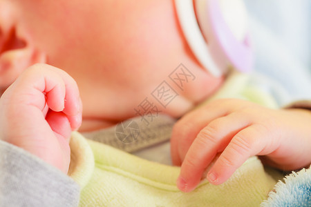 地上爬的小婴儿婴儿护理童年概念的美丽婴儿出生后在床上平静睡着嘴里有茶婴儿出生后用茶睡在嘴里婴儿出生后童年概念的美丽婴儿出生后平静地睡在床上嘴里背景