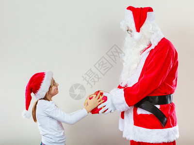 圣诞时间人们的概念圣诞老人给女孩的礼物大父亲穿红衣服孩子白衬衫圣诞老人给女孩的礼物背景图片