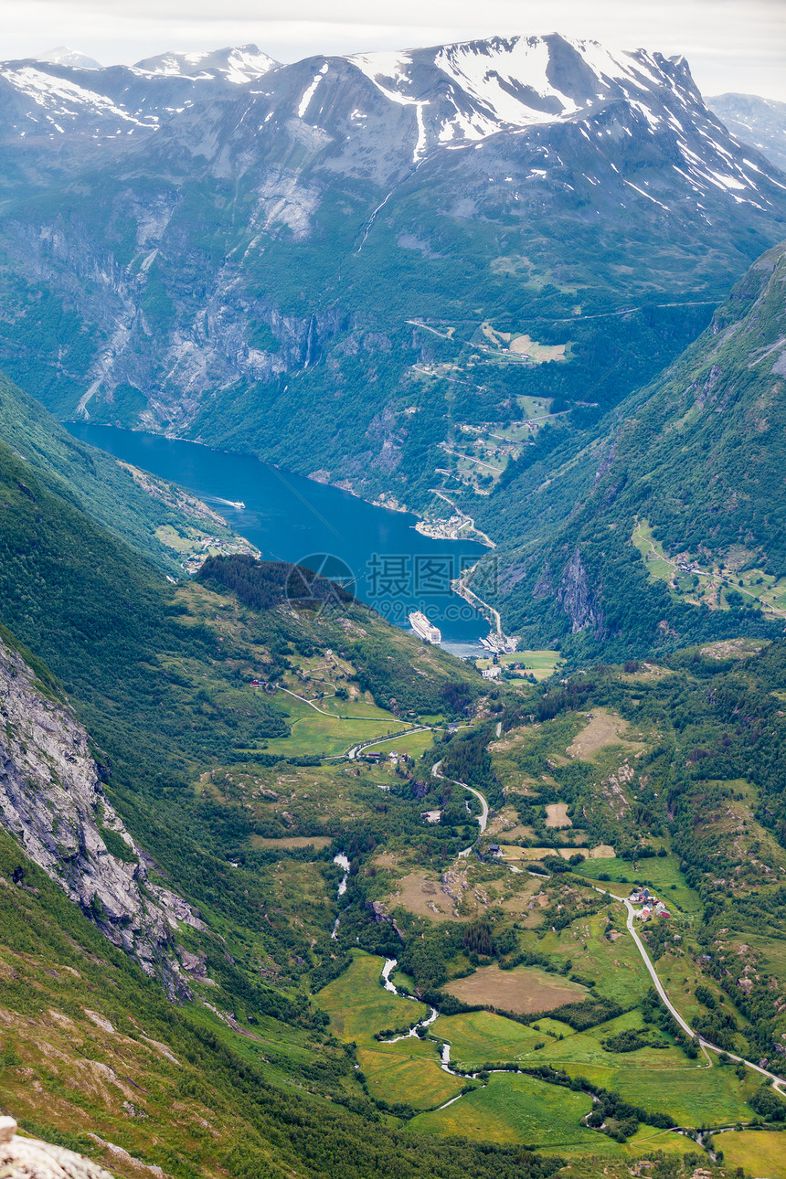 旅游假期和行Geirangerfjord和山地风景从Dalsnibba海台的视角看极好挪威斯堪的纳维亚图片