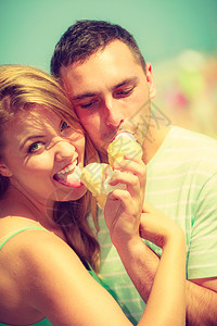 男人和女约会在海滩吃冰淇淋玩得开心男人和女在海滩吃冰淇淋图片
