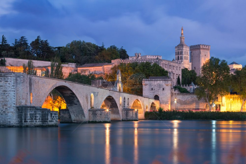法国南部阿维尼翁的著名中世纪圣贝内泽特桥和教皇宫法国南部阿维尼翁的全景图片
