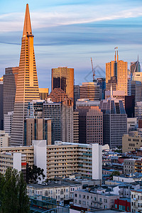 旧金山市中心天际直观日落从美国加利福尼亚州旧金山的伊娜科布里斯公园山图片