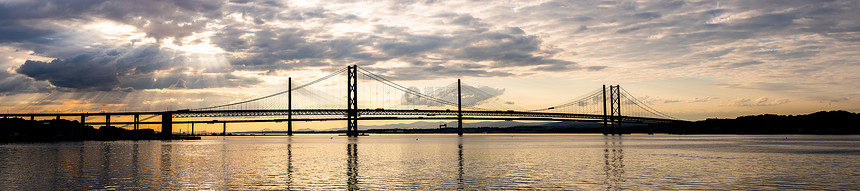 在英国爱丁堡的Forth路桥和Queensferry交叉桥图片