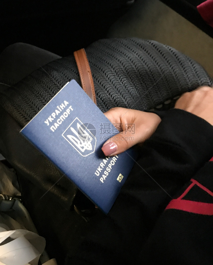 年轻女孩持有乌克兰护照图片