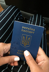 年轻女孩持有乌克兰护照身份高清图片素材