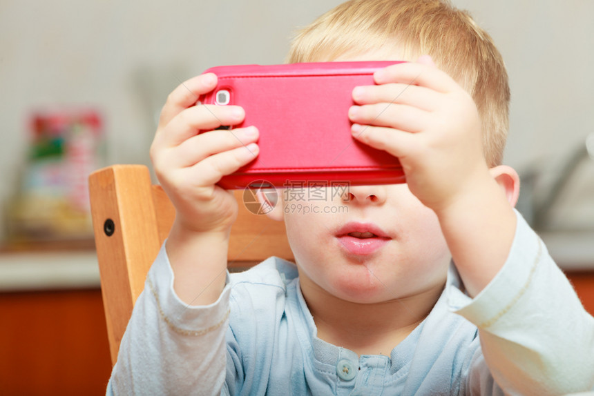 儿童与技术花时间在网上自由概念小男孩使用智能电话游戏图片