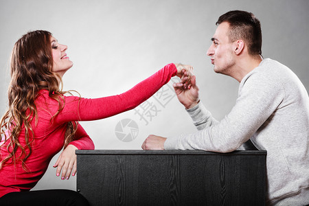 男人丈夫亲吻女的手掌好幸福的关系情侣概念男人丈夫亲吻女的手情侣图片