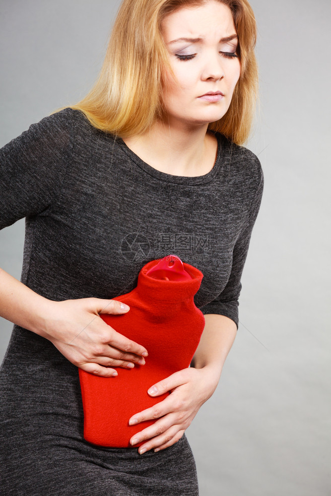 女腹部疼痛有热红水瓶卫生保健止痛治疗概念女孩胃痛喝热水瓶图片