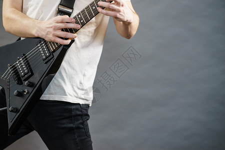 演出时玩电吉他的人音乐器青少年有音乐爱好的人玩电吉他图片