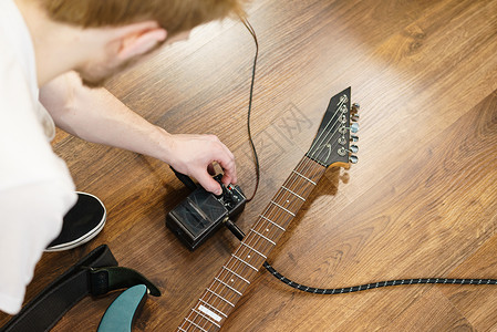 拥有音乐器的人在工作室设置吉他音响弹簧箱效果和电缆背景图片