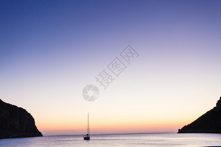 希腊海湾的游艇船在希腊海面日出或落的图片