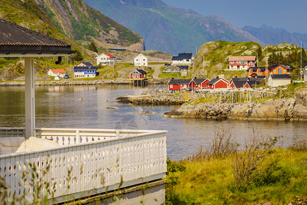 挪威洛福滕群岛海洋和挪威诺尔德兰县岸上房屋的挪威风景海图片