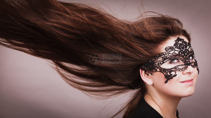 戴着黑眼带的罩长棕色头发的神秘女人戴着彩罩的神秘女人图片