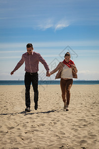 幸福的情侣在沙滩上海约会图片