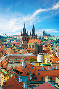 布拉格红屋顶中的Tynsky和圣维塔大教堂高清图片
