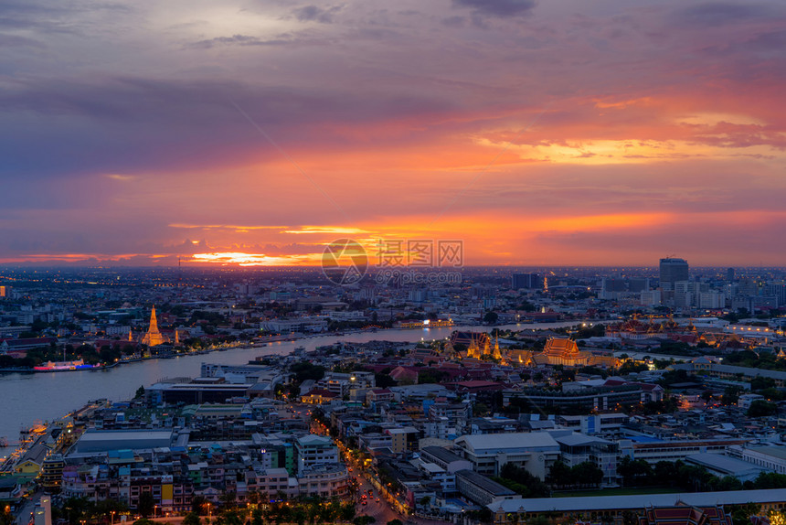 Dawn寺WatPho寺和ChaoPhraya河的建筑和曲线城市曼谷下泰国日落图片