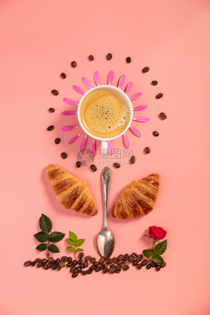 由闹钟羊角面包咖啡豆和粉红背景花平地制作的创意布局图片