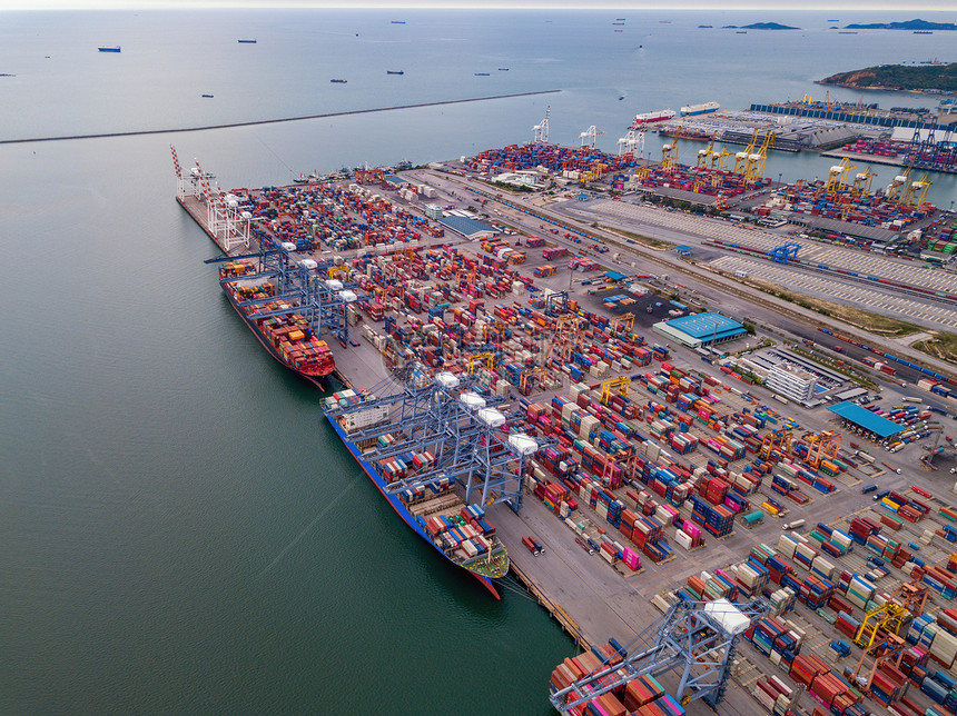 集装箱货船在城市进出口业务和物流国际货进出口业务中以及城市国际货物流中的航空最高视野图片
