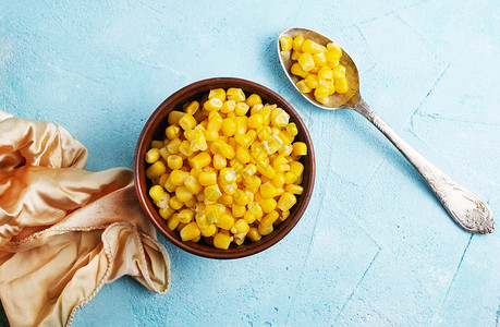 甜的玉米在饭桌上的碗中玉米图片