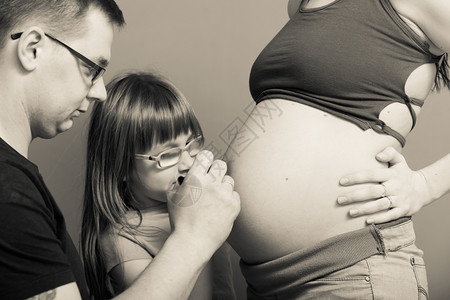 父女在孕妇肚子上画图片