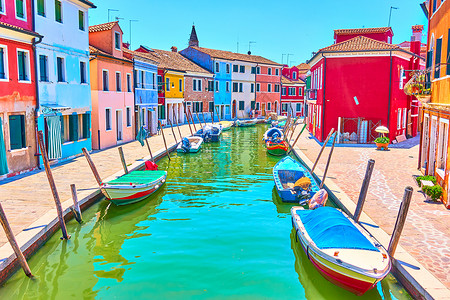 绚彩艳丽在意大利威尼斯Burano的运河与船只和多姿彩的房屋视角背景